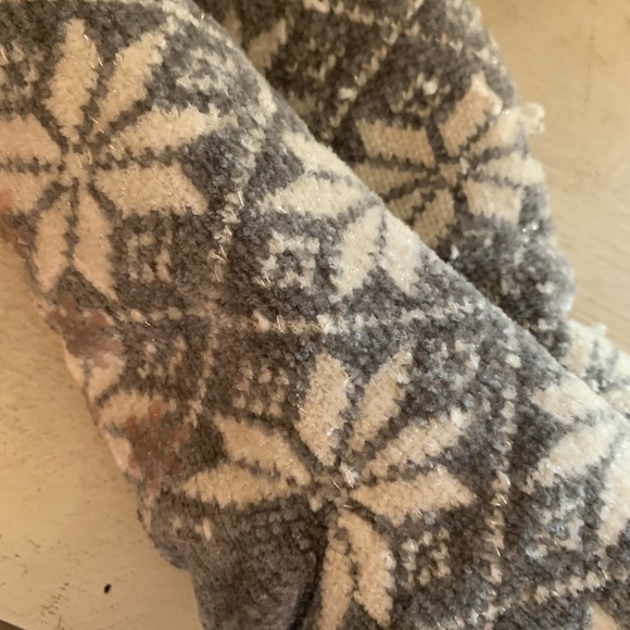($6 OR🍀FREE BUNDLE!😃)-Like New Cute ❄️Snowflake white gray slipper socks - Picture 4 of 5